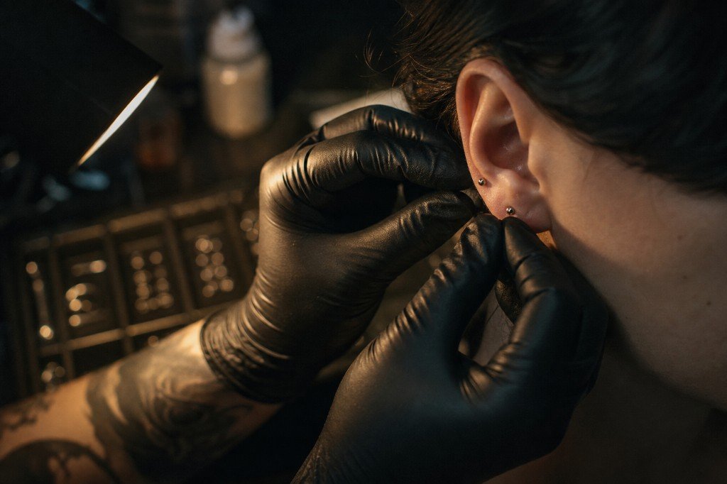 Sesión de piercing en Letan Ink